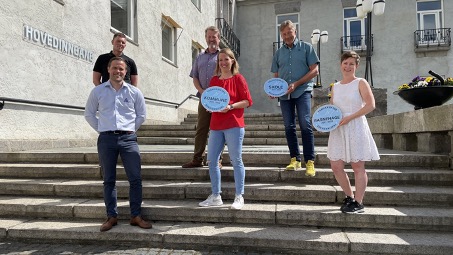 Bak (f.v): David Tofthagen fra Trygg Trafikk, ass. kommunedirektør Aasmund Hagen, rådgiver idrett/fysisk aktivitet, Rolf Storsveen. Foran (f.v) Anders Havland fra Trygg Trafikk, varaordfører Eldri Svisdal og leder for vekst- og utviklingskomiteen Ingrid Hvidsten Gabrielsen.